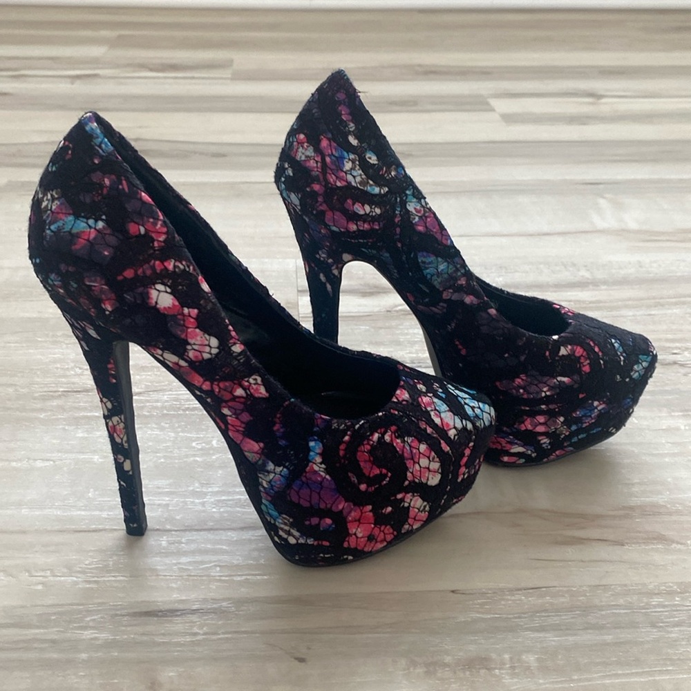 STEVE MADDEN | Colorful Lace Pumps